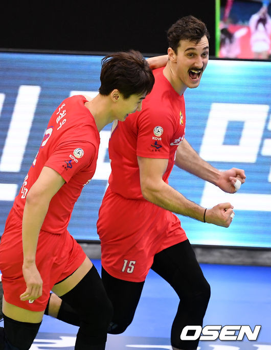 한국전력의 러셀과 박철우. /youngrae@osen.co.kr