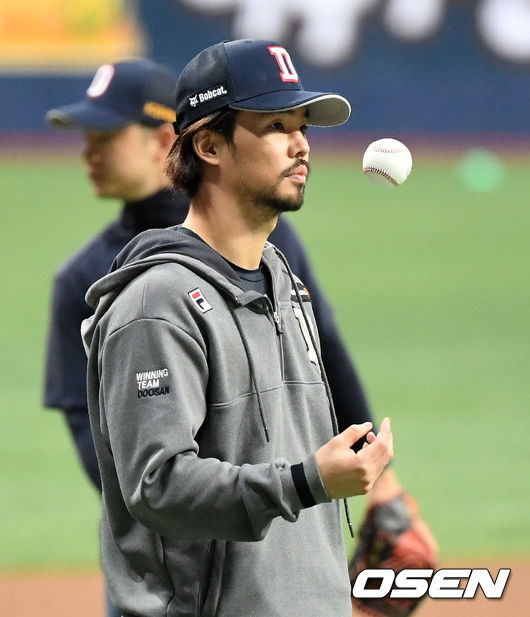 두산 베어스가 한국시리즈 1차전을 앞두고 16일 오후 서울 고척스카이돔에서 연습을 가졌다.두산 오재원이 캐치볼 훈련을 위해 그라운드로 나가고 있다./sunday@osen.co.kr