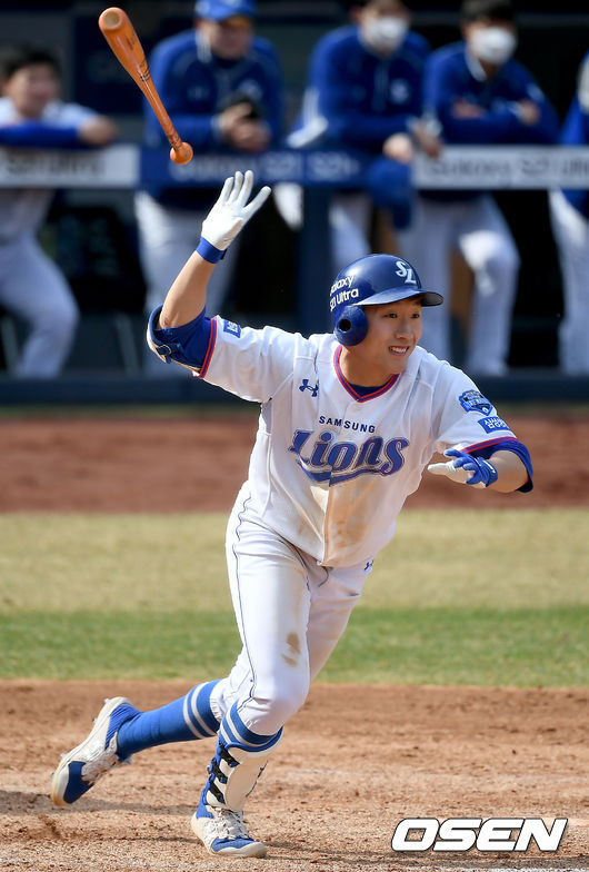17일 오후 대구삼성라이온즈파크에서 삼성 라이온즈와 SSG 랜더스의 연습경기가 열렸다. 7회말 2사 만루 삼성 송준석이 3타점 적시 2루타를 날리고 있다./ksl0919@osen.co.kr