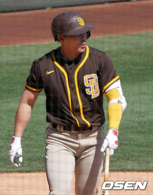 [OSEN=글렌데일(미 애리조나주), 이사부 통신원]1회초 2사 2, 3루에 타석에 들어선 김하성이 다저스 선발투수 트레버 바우어에게 3구삼진을 당하고 있다. /lsboo@osen.co.kr