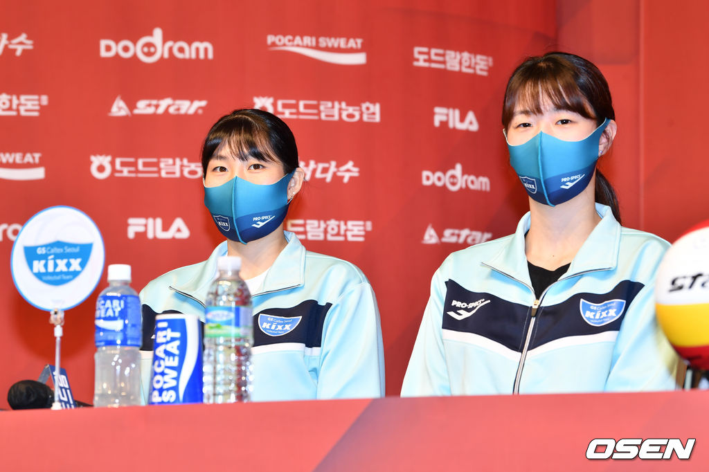 [사진] GS칼텍스 이소영과 강소휘. / 한국배구연맹 제공