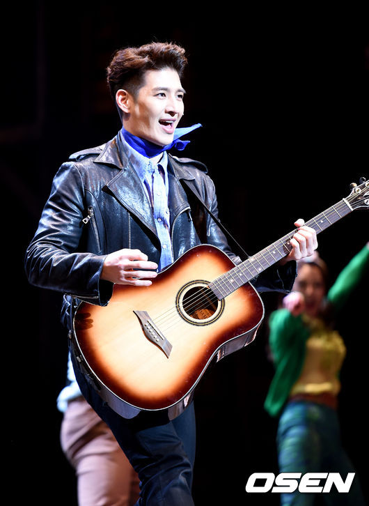 30일 오후 서울 홍익대 대학로 아트센터 대극장에서 열린 뮤지컬 '올슉업' 프레스콜에서 가수 손호영이 하이라이트 시연을 하고 있다. /jpnews@osen.co.kr