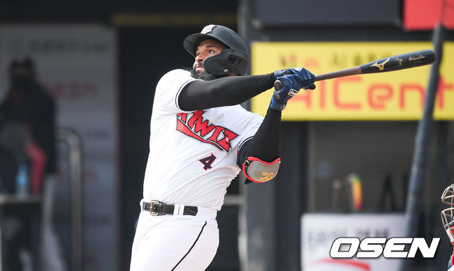 18일 수원kt위즈파크에서 2021시즌 프로야구 kt위즈와 KIA 타이거즈의 연습경기가 진행됐다.6회말 KT 선두타자 알몬테가 역전 솔로홈런을 날리고 있다.  / soul1014@osen.co.kr