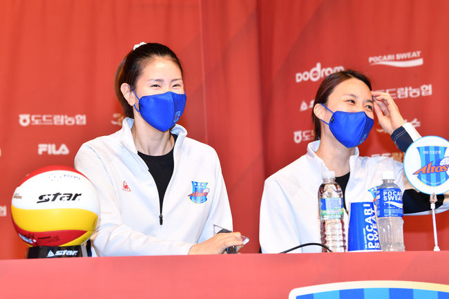 [사진] IBK기업은행 김수지와 표승주. / 한국배구연맹 제공