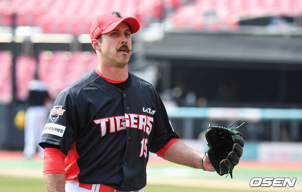 2회말 Kt 타선을 삼자범퇴로 막은 KIA 선발투수 멩덴이 더그아웃으로 들어가고 있다. / soul1014@osen.co.kr