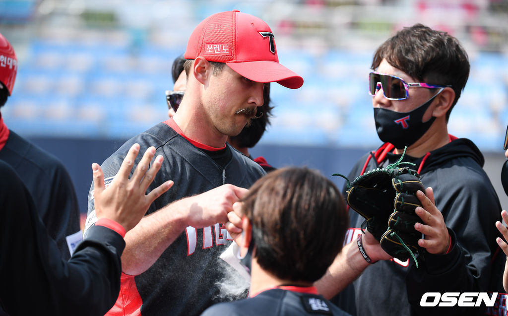 2회말 Kt 타선을 삼자범퇴로 막은 KIA 선발투수 멩덴이 동료들의축하를 받으며 더그아웃으로 들어가고 있다. / soul1014@osen.co.kr