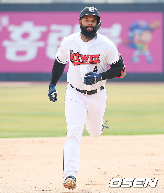18일 수원kt위즈파크에서 2021시즌 프로야구 kt위즈와 KIA 타이거즈의 연습경기가 진행됐다.6회말 KT 선두타자 알몬테가 역전 솔로홈런을 날리고 베이스를 돌고 있다.  / soul1014@osen.co.kr