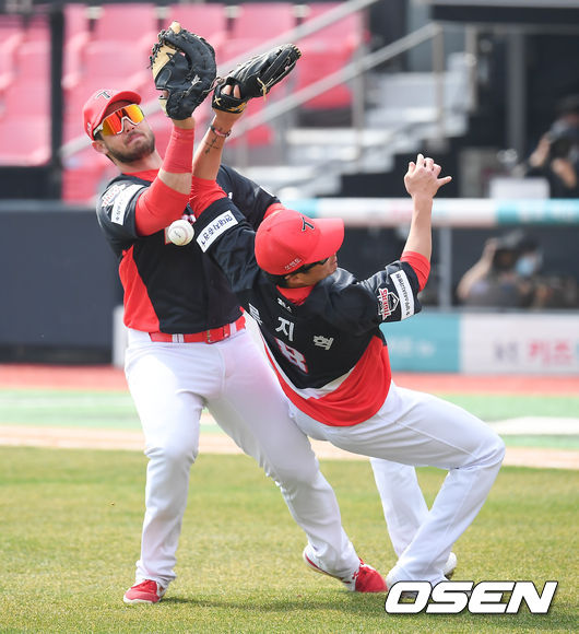 5회말 1사 1루 KT 권동진의 내야뜬공때 KIA 류지혁 3루수와 터커 1루수가 타구를 놓치며 실책하고 있다. / soul1014@osen.co.kr