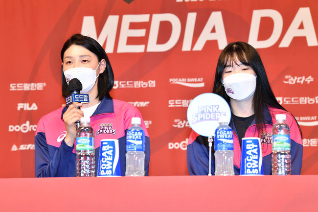 [사진] 흥국생명 김연경과 김미연. / 한국배구연맹 제공