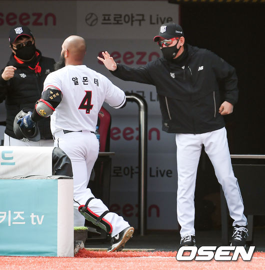 18일 수원kt위즈파크에서 2021시즌 프로야구 kt위즈와 KIA 타이거즈의 연습경기가 진행됐다.6회말 KT 선두타자 알몬테가 역전 솔로홈런을 날리고 이강철 감독과 하이파이브를 하고 있다.  / soul1014@osen.co.kr