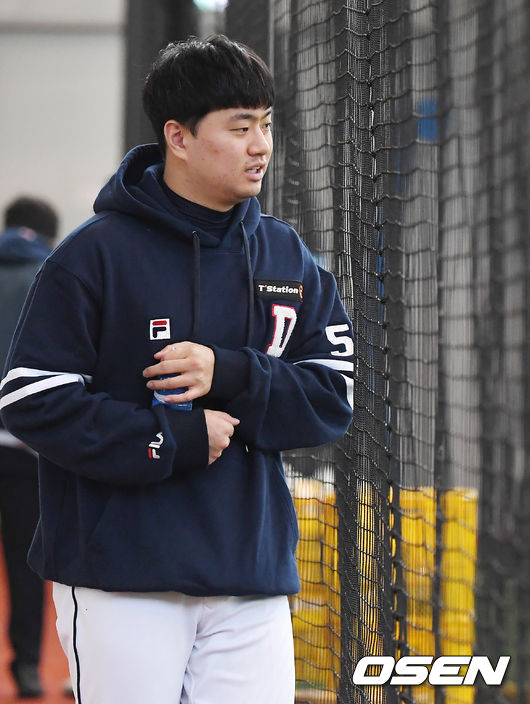 7일 오전 두산 베어스가 경기 이천시 백사면 두산베어스파크에서 2021 스프링캠프 훈련을 가졌다.이 날 훈련을 쉬는 두산 이영하가 동료들의 훈련을 지키보고 있다./rumi@osen.co.kr