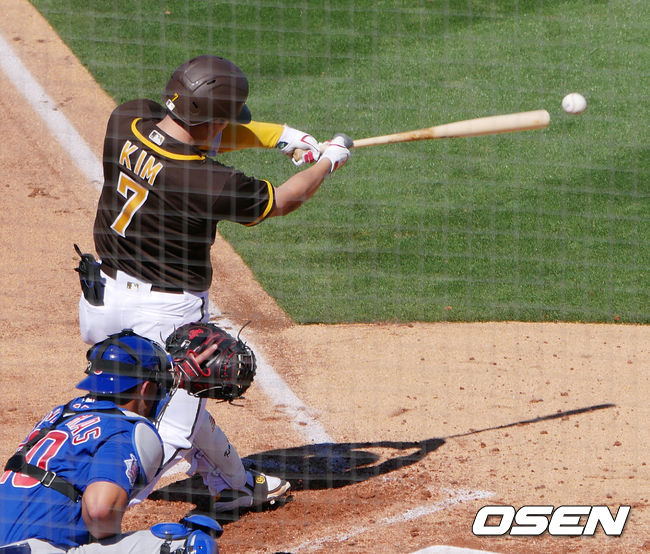 [OSEN=피오리아(미 애리조나주), 이사부 통신원] 김하성이 타격을 하고 있다. /lsboo@osen.co.kr