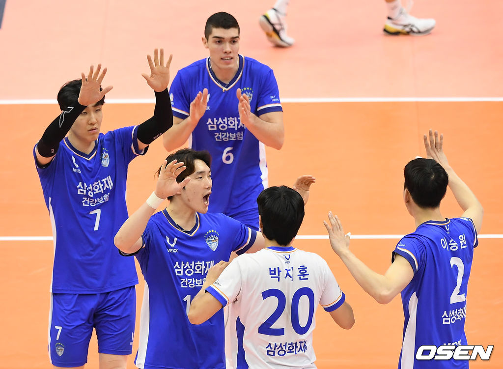18일 오후 경기 의정부실내체육관에서 '도드람 2020-2021 V리그' 남자부 KB손해보험과 삼성화재의 경기가 열렸다.1세트 삼성화재 선수들이 득점에 기뻐하고 있다./ksl0919@osen.co.kr
