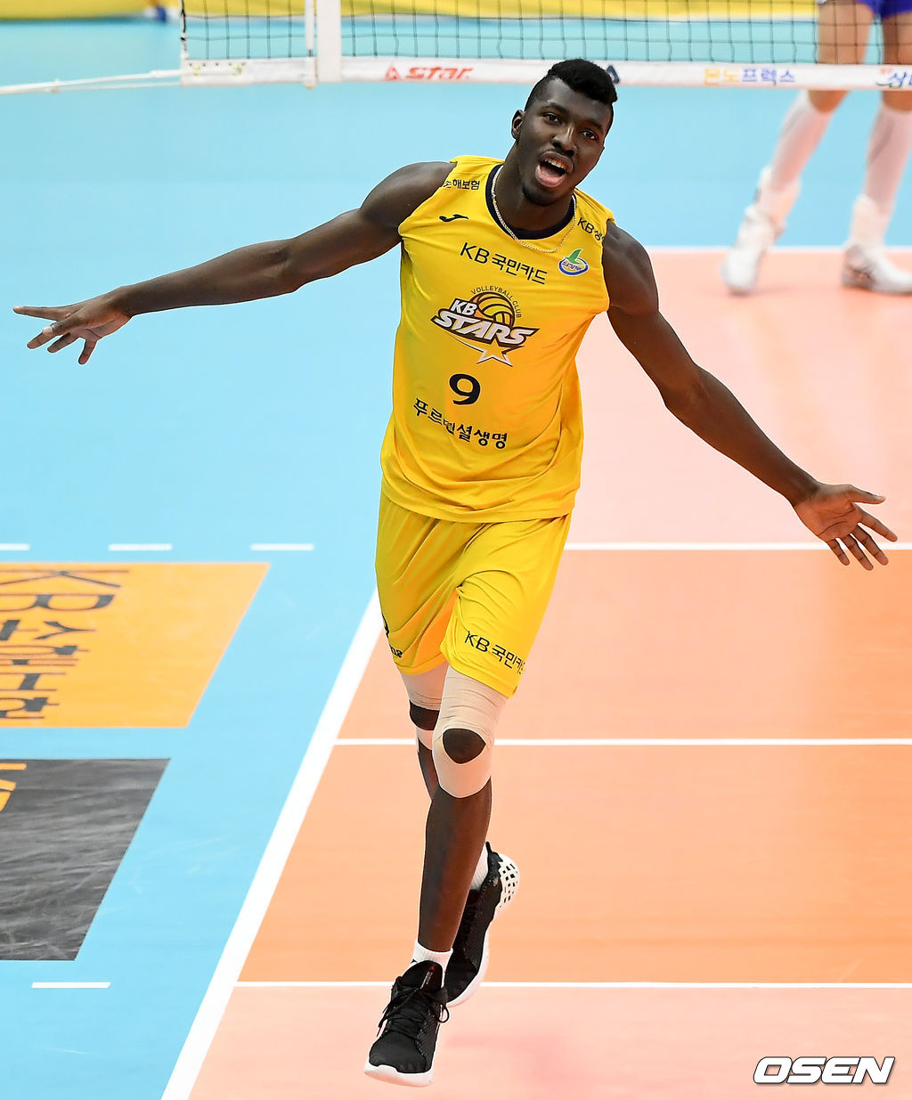 18일 오후 경기 의정부실내체육관에서 '도드람 2020-2021 V리그' 남자부 KB손해보험과 삼성화재의 경기가 열렸다.1세트 KB 케이타가 득점에 기뻐하고 있다./ksl0919@osen.co.kr