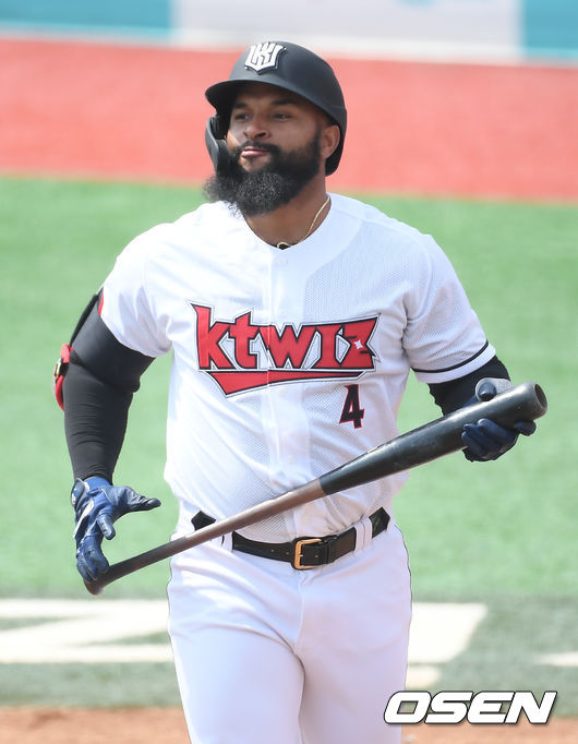 1회말 2사 1,3루 KT 알몬테가 삼진아웃된뒤 아쉬워하고 있다. / soul1014@osen.co.kr