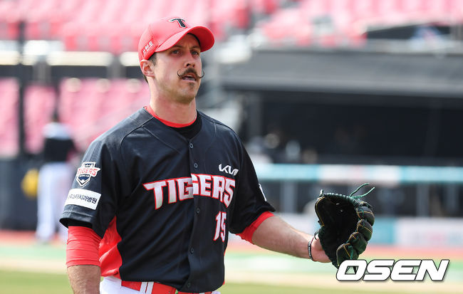 2회말 Kt 타선을 삼자범퇴로 막은 KIA 선발투수 멩덴이  더그아웃으로 들어가고 있다.   / soul1014@osen.co.kr