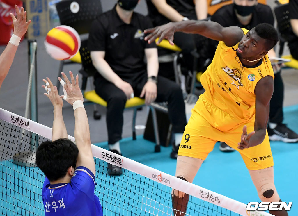 강타하는 케이타. /ksl0919@osen.co.kr