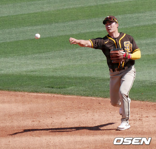 [OSEN=글렌데일(미 애리조나주), 이사부 통신원]1회말 김하성이 다저스 맷 비티의 유격수 땅볼 타구를 처리하고 있다. /lsboo@osen.co.kr