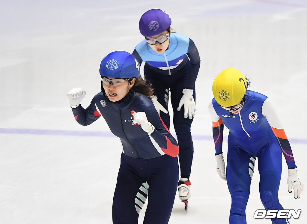 18일 경기도 의정부실내빙상장에서 제36회 회장배 전국 남녀 쇼트트랙 스피드스케이팅 대회가 열렸다.여자부 일반 1000M 결승 (파) 심석희가 1위를 차지한 뒤 기뻐하고 있다. /youngrae@osen.co.kr