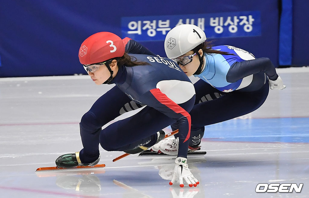 [OSEN의정부=곽영래 기자] 18일 경기도 의정부실내빙상장에서 제36회 회장배 전국 남녀 쇼트트랙 스피드스케이팅 대회가 열렸다.여자부 일반 1000M 준결승 (빨) 심석희와 (흰) 최민정이 역주하고 있다. /youngrae@osen.co.kr