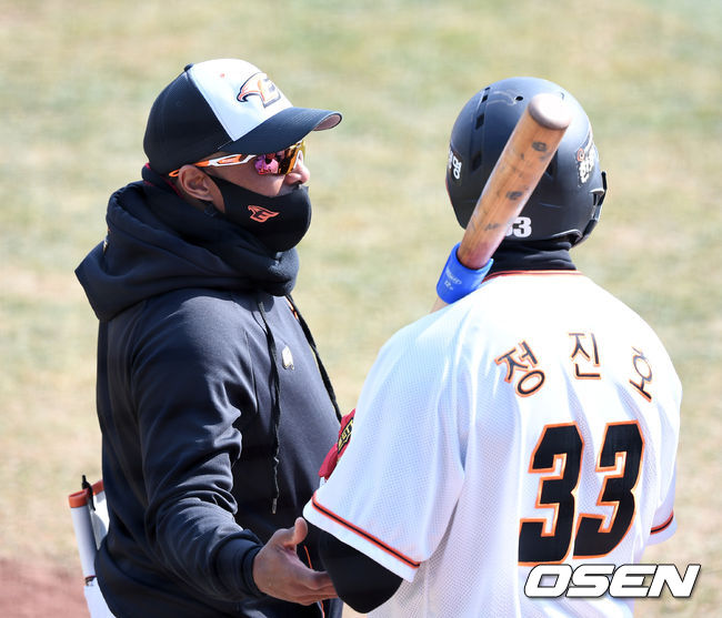 한화 워싱턴 코치가 정진호와 이야기를 나누고 있다. /sunday@osen.co.kr