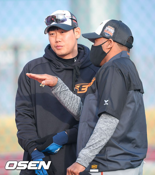 한화 하주석이 워싱턴 코치와 이야기를 나누고 있다./ soul1014@osen.co.kr