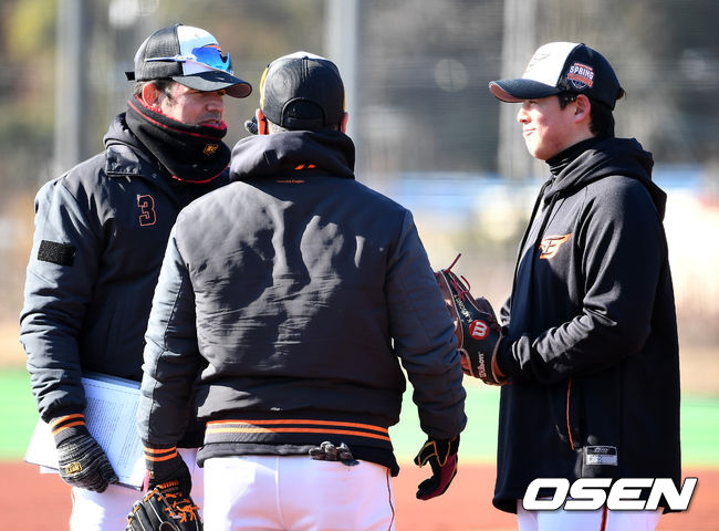 한화 노시환과 카를로스 수베로 감독이 훈련 중 대화를 나누고 있다. / dreamer@osen.co.kr