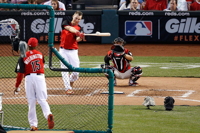 [사진] 2015년 올스타전 홈런 더비에서 워싱턴 코치가 피더슨에게 배팅볼을 던져주고 있다. ⓒGettyimages(무단전재 및 재배포 금지)