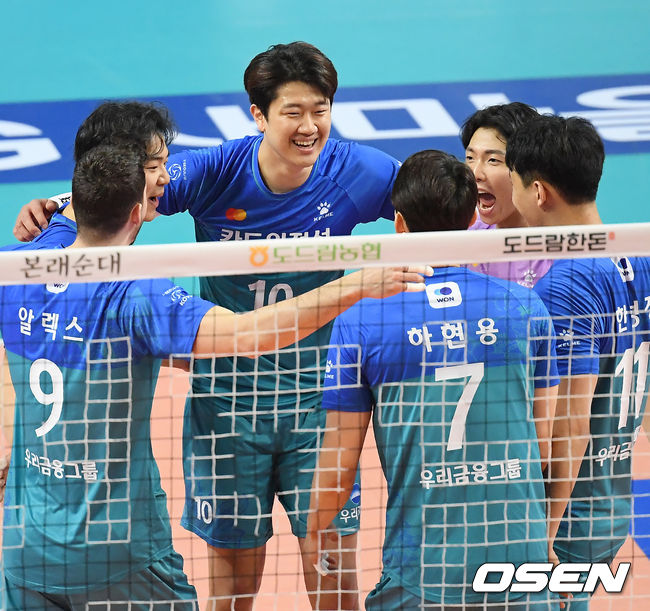 우리카드 나경복이 공격에 성공한 후 기뻐하고 있다. / rumi@osen.co.kr