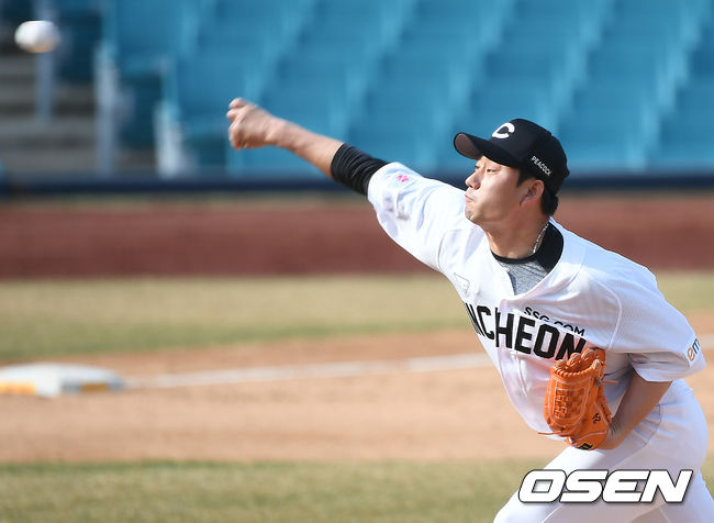 삼성이 이틀 연속 짜릿한 승리를 장식했다. 삼성은 17일 대구삼성라이온즈파크에서 열린 연습경기에서 7-6으로 승리했다. 이로써 6일 KT전 이후 5연승의 휘파람을 불었다.8회말 SSG 김상수가 마운드에 올라 힘차게 공을 뿌리고 있다./ksl0919@osen.co.kr