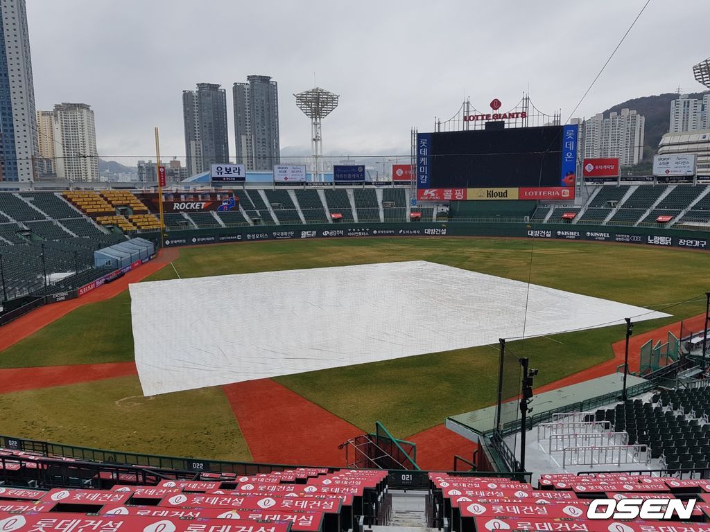 방수포가 깔린 사직구장. / fpdlsl72556@osen.co.kr