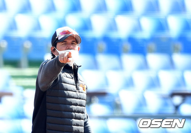한화 수베로 감독이 훈련을 지시하고 있다. /sunday@osen.co.kr