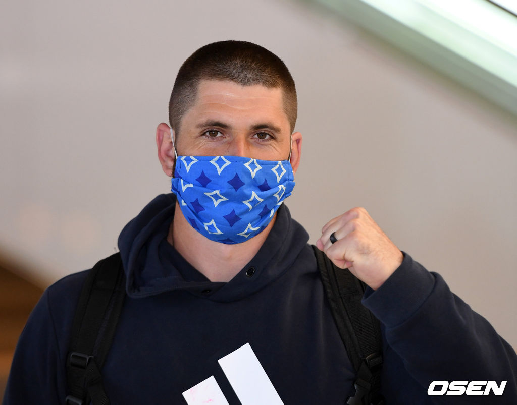 키움 데이비드 프레이타스가 입국장을 나서며 포즈를 취하고 있다.  /sunday@osen.co.kr