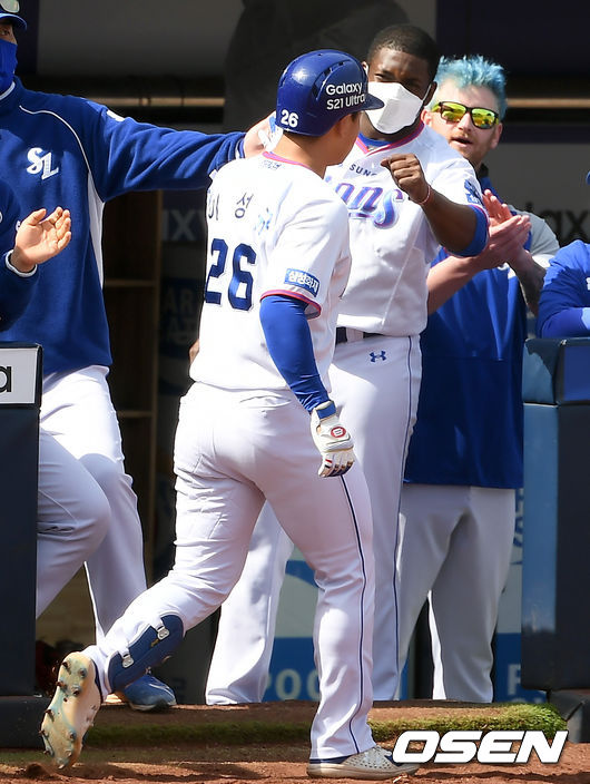 17일 오후 대구삼성라이온즈파크에서 삼성 라이온즈와 SSG 랜더스의 연습경기가 열렸다. 3회말 무사 삼성 이성규가 솔로포를 날린 뒤 피렐라와 하이파이브를 하고 있다./ksl0919@osen.co.kr
