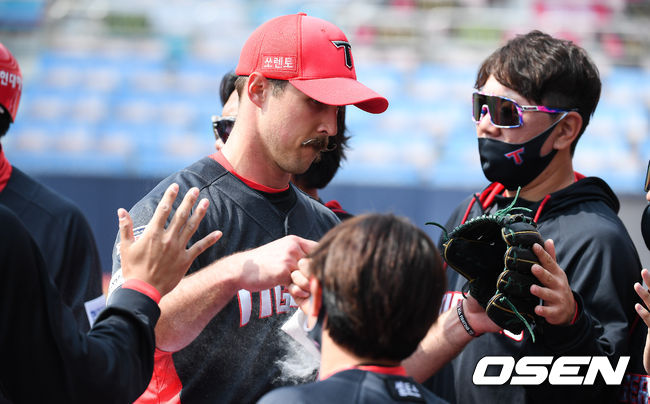 2회말 Kt 타선을 삼자범퇴로 막은 KIA 선발투수 멩덴이 동료들의축하를 받으며 더그아웃으로 들어가고 있다.   / soul1014@osen.co.kr