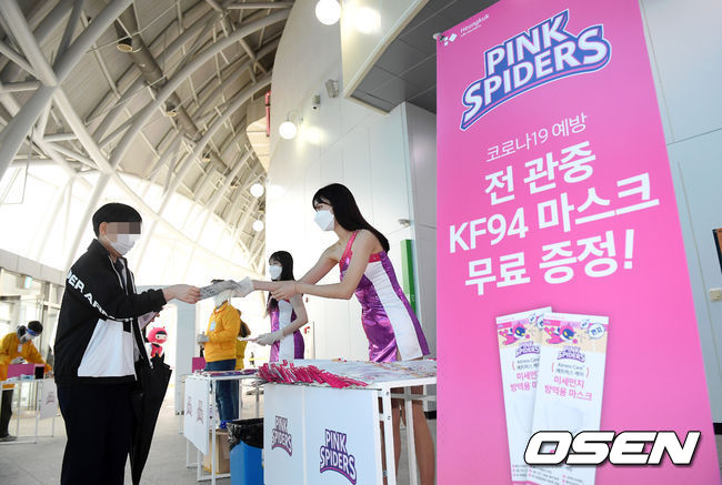 20일 오후 인천 계양체육관에서 도드람 2020-2021 V리그 여자부 흥국생명과 IBK기업은행 플레이오프 1차전 경기가 열린다.코로나19로 인해 11월 25일부터 전면 무관중 체제로 전환된 V리그는 플레이오프부터 관중 입장을 재개하기로 결정했다. 사회적 거리두기의 지역별 단계에 따라 경기장 전체 좌석 10% 선에서 예매를 실시. 흥국생명 관계자에 따르면 17일 오후 2시 예매 오픈과 동시에 계양체육관 222석 전석이 모두 팔렸다.경기 전 관중이 경기장에 들어서며 마스크를 받고 있다. /cej@osen.co.kr