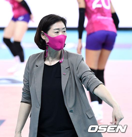 9일 오후 인천 계양체육관에서 ‘2020-2021 도드람 V-리그’ 여자부 흥국생명과 현대건설의 경기가 열렸다.2세트 흥국생명 박미희 감독이 작전을 지시하고 있다. /sunday@osen.co.kr