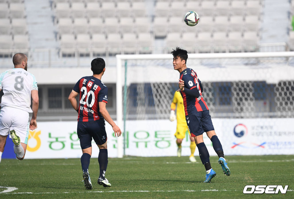 헤딩 실수하는 박지수.  / sunday@osen.co.kr