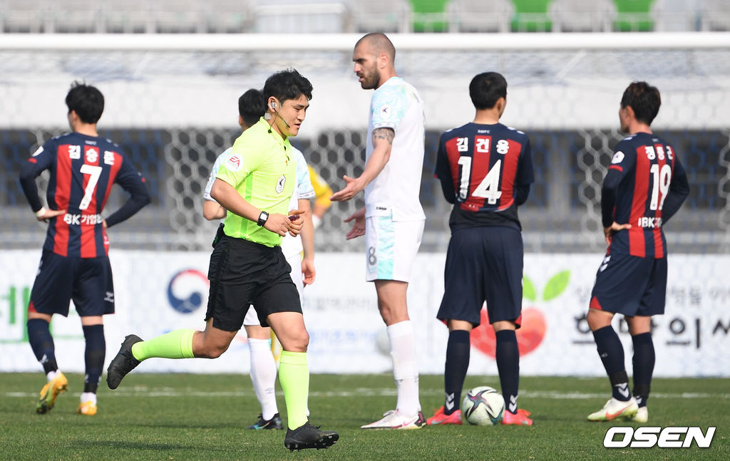 옐리치 유니폼 끈 박지수 반칙 VAR 하러 가는 주심.  / sunday@osen.co.kr