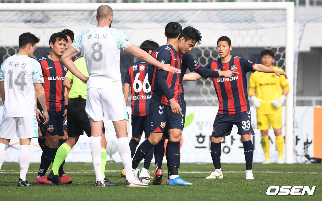 옐리치 유니폼 잡으며 다이렉트 퇴장 당하는 박지수.  / sunday@osen.co.kr