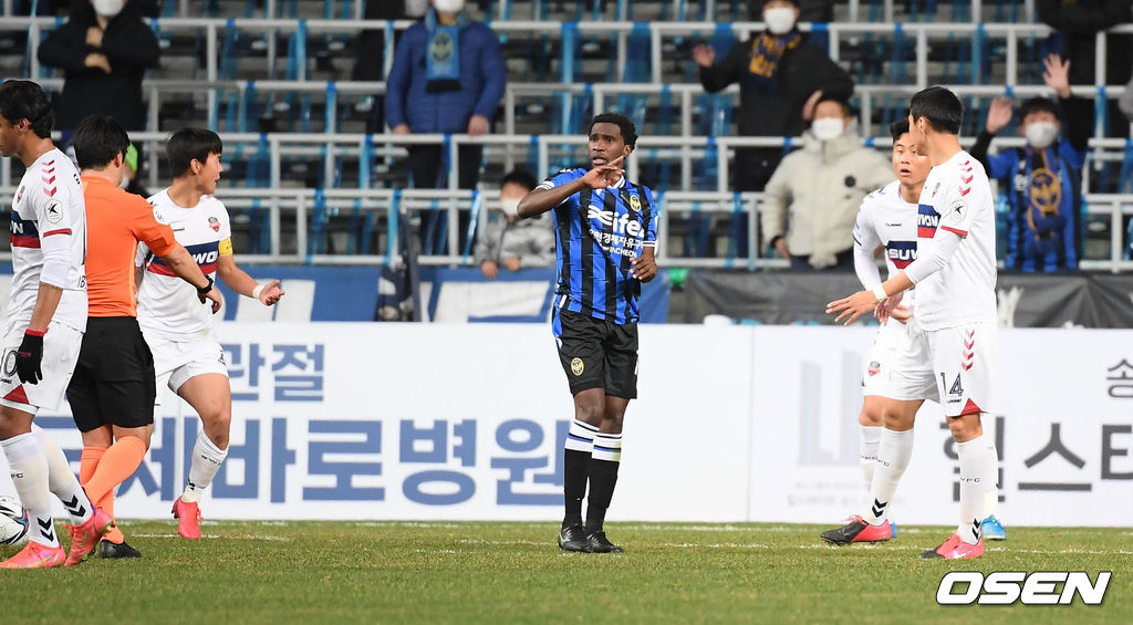 박지수 핸들링 반칙 어필하는 인천 네게바. / soul1014@osen.co.kr