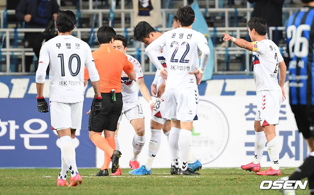 수원FC 박지수,'핸들링 반칙에 강력하게 판정어필' / soul1014@osen.co.kr