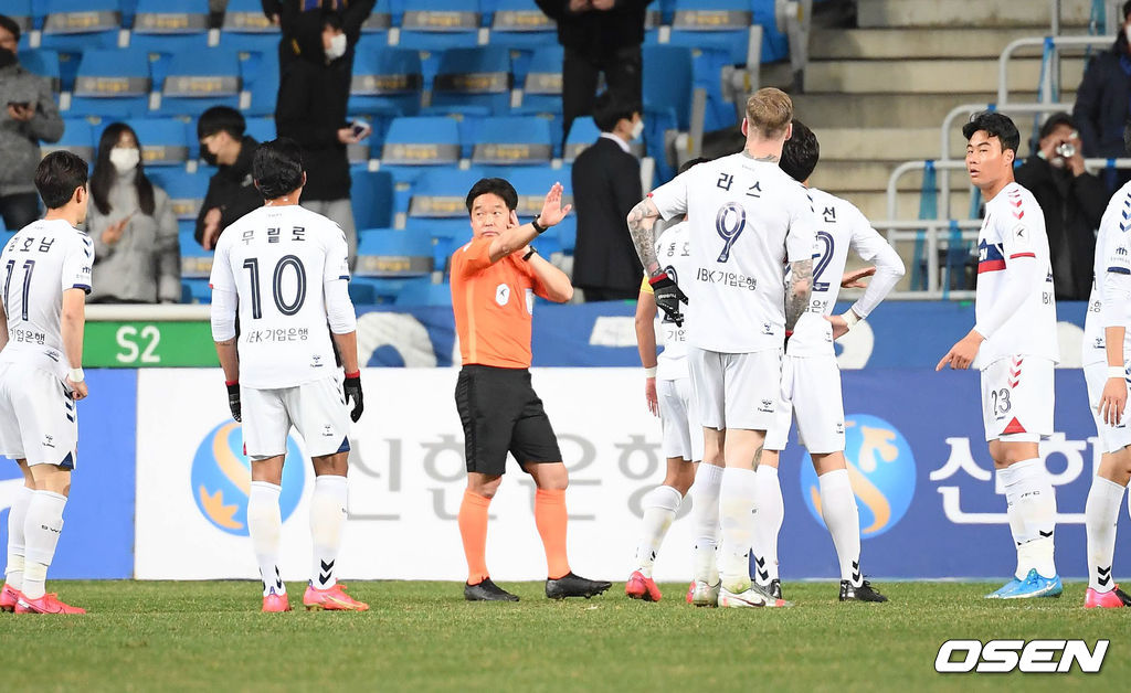 수원FC 선수들의 어필에 VAR 판독실 이야기 듣는 주심. / soul1014@osen.co.kr