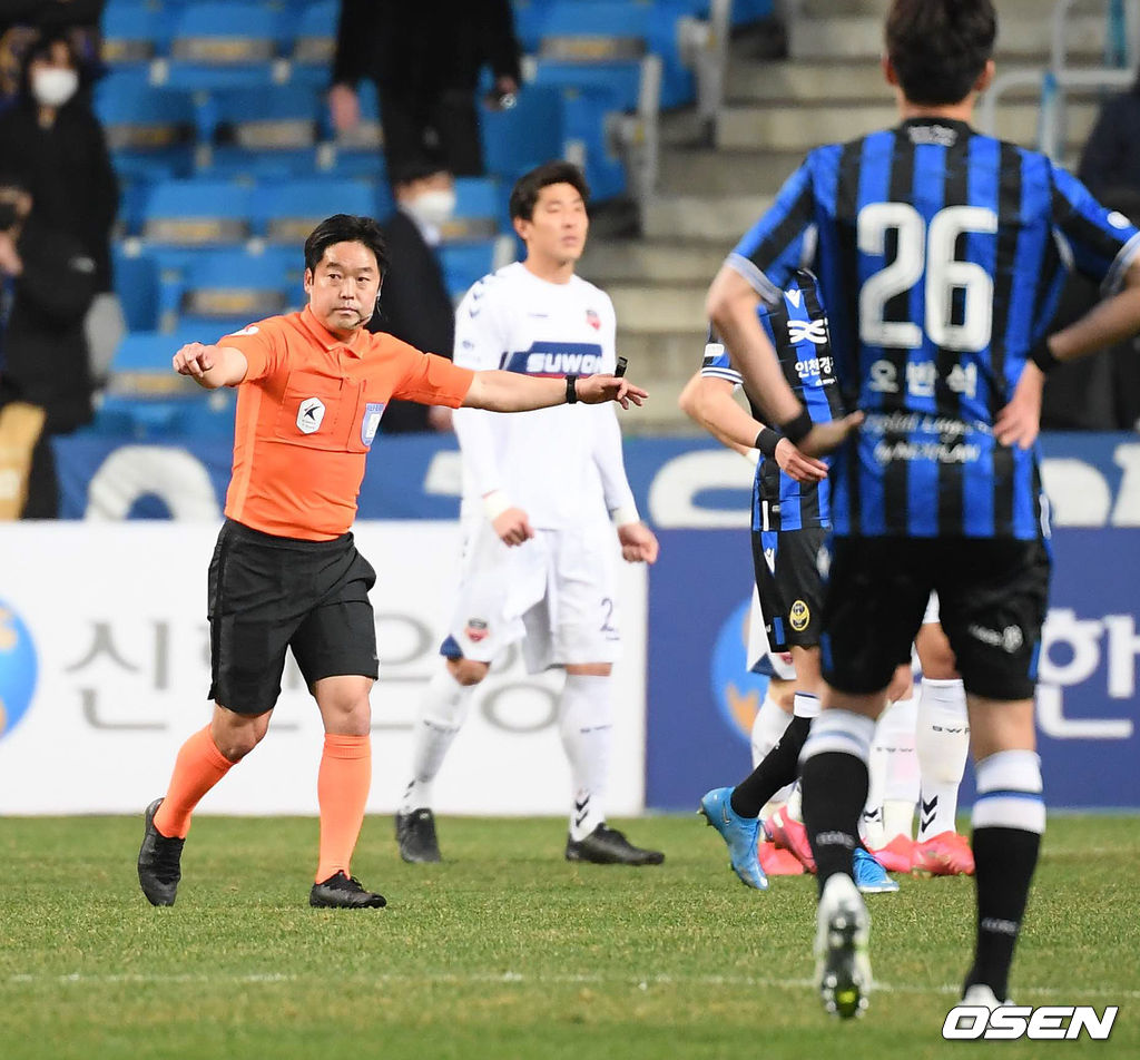 박지수 핸들링 반칙때 VAR 들어가는 주심. / soul1014@osen.co.kr
