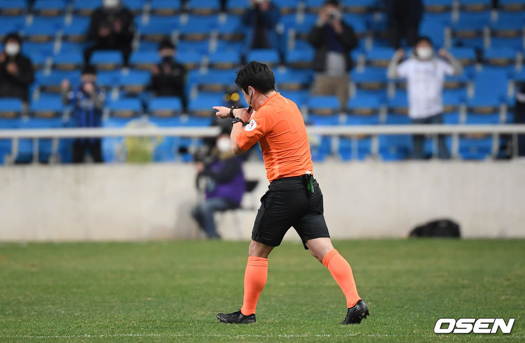박지수 핸들링 반칙 VAR로 인천UTD 페널티킥 선언하는 주심. / soul1014@osen.co.kr