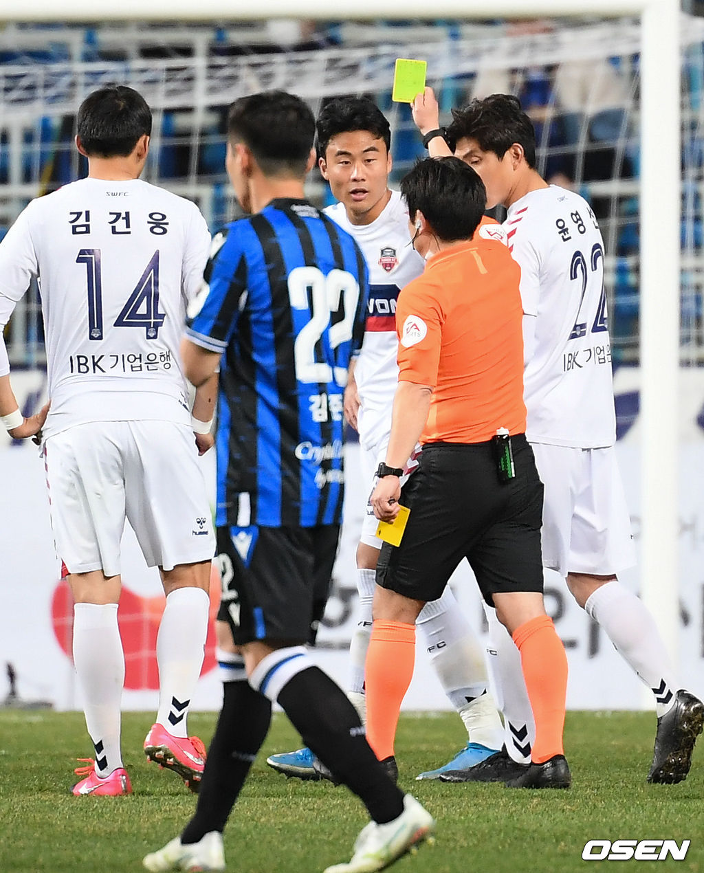 VAR 이후 옐로우 카드 받는 박지수. 경기 후 이 핸들링 반칙은 고의성 없음으로 오심으로 인정된다. / soul1014@osen.co.kr