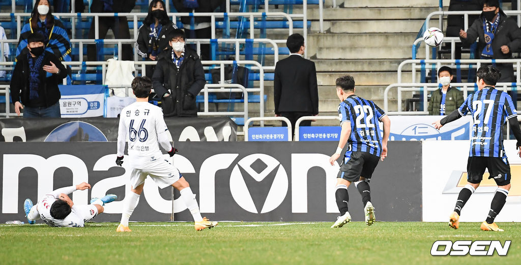 후반 수원FC 박지수가 핸들링 반칙을 하고 있다.  / soul1014@osen.co.kr