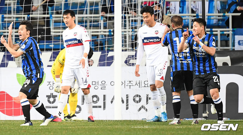 후반 인천 선수들이 수원FC 박지수의 핸들링 반칙을 아쉬워하고 있다.  / soul1014@osen.co.kr