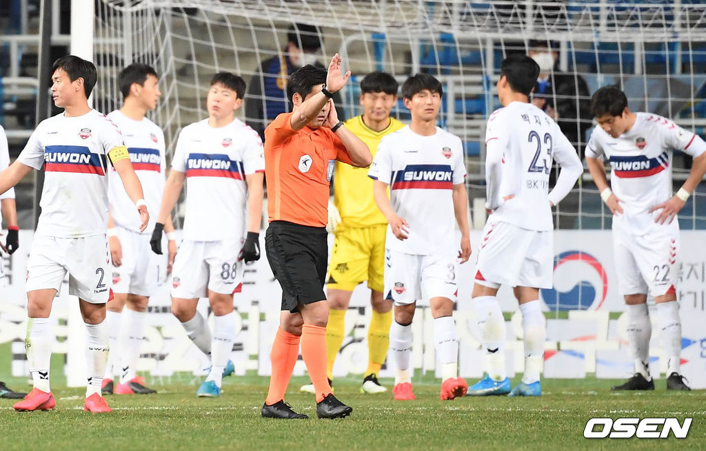 후반 수원FC 박지수의 핸들링 반칙때 주심이 VAR를 위해 그라운드를 이동하고 있다. / soul1014@osen.co.kr