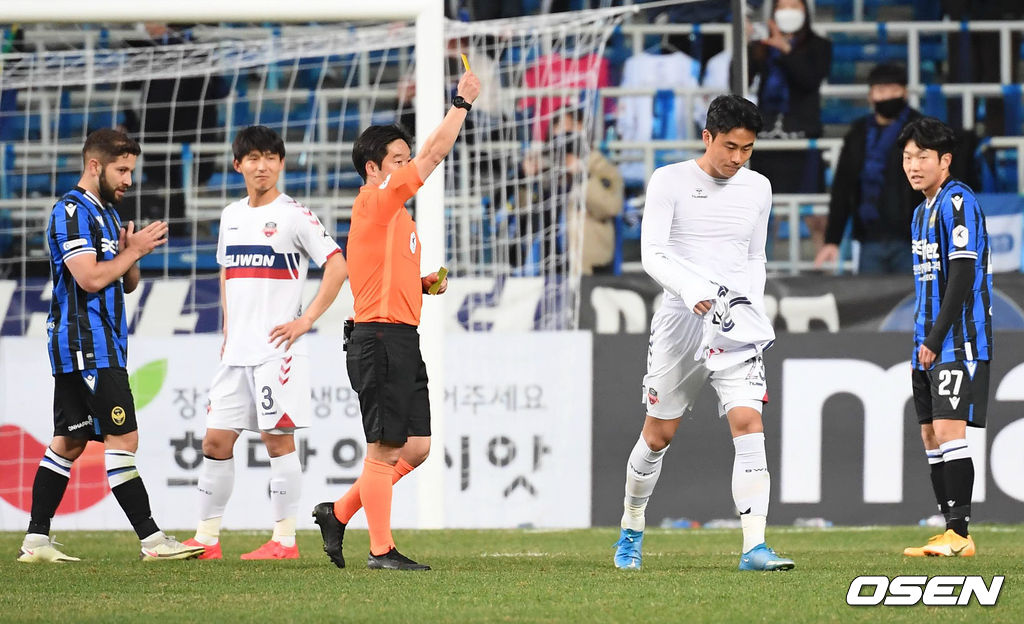 후반 수원FC 박지수가 핸들링 반칙으로 두번째 옐로우카드를 받고 있다. / soul1014@osen.co.kr